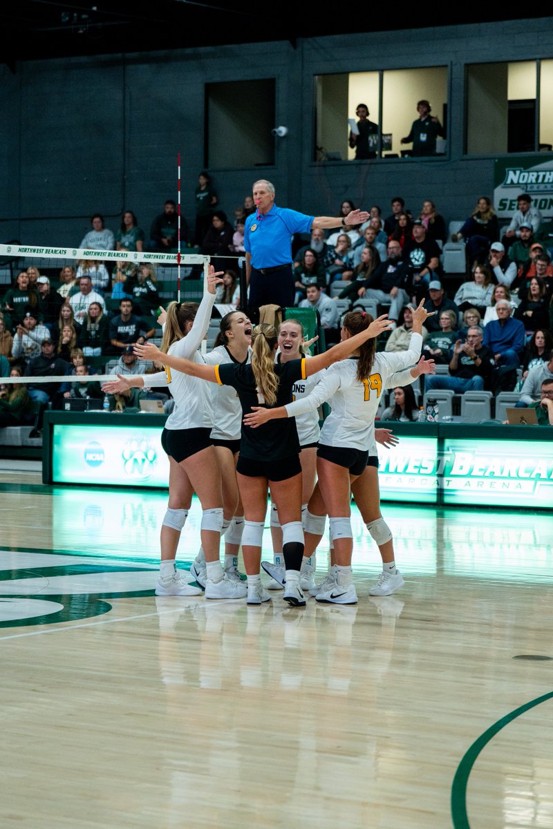 MWSUGriffons's tweet photo. Seven straight! 🏐

No. 24 Griffon Volleyball takes down the Bearcats in straight sets to complete the season sweep!

📰 - https://t.co/TFwMe3kU2Y

#BlackisGold🔔| #FightOn50 https://t.co/nAXwMuymWY