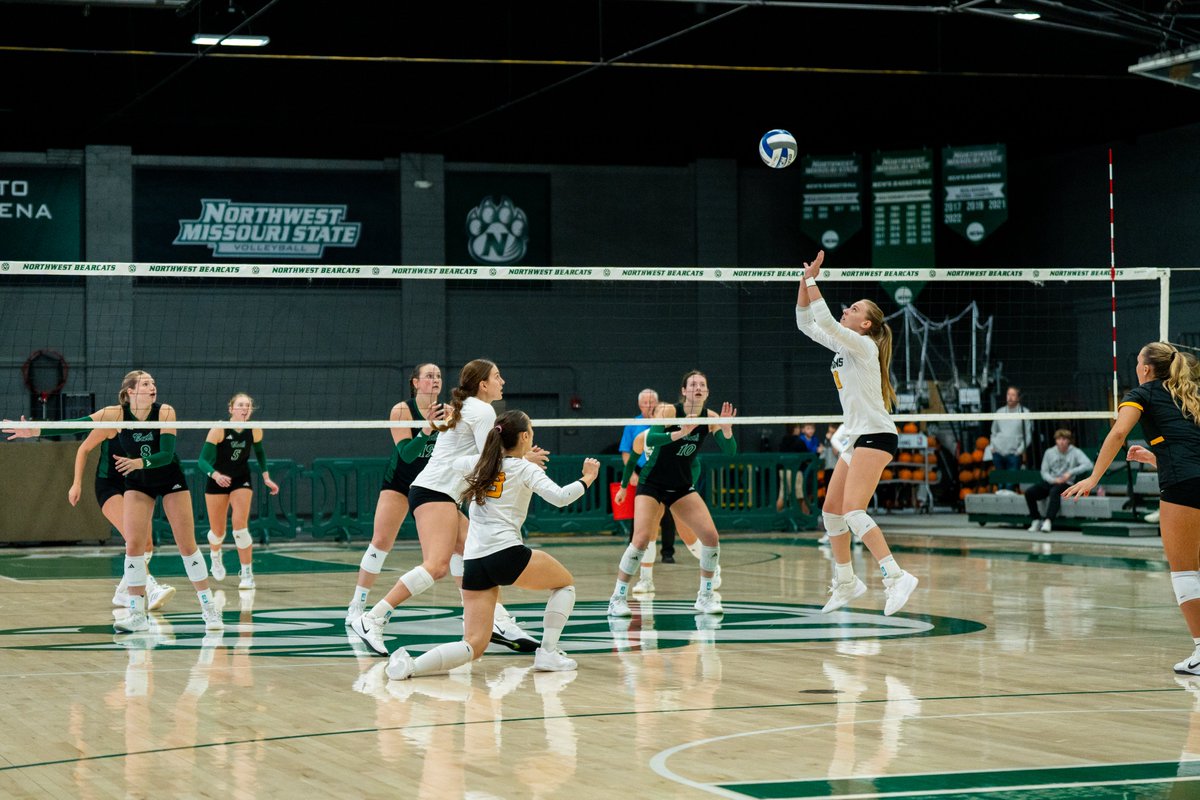 MWSUGriffons's tweet photo. Seven straight! 🏐

No. 24 Griffon Volleyball takes down the Bearcats in straight sets to complete the season sweep!

📰 - https://t.co/TFwMe3kU2Y

#BlackisGold🔔| #FightOn50 https://t.co/nAXwMuymWY
