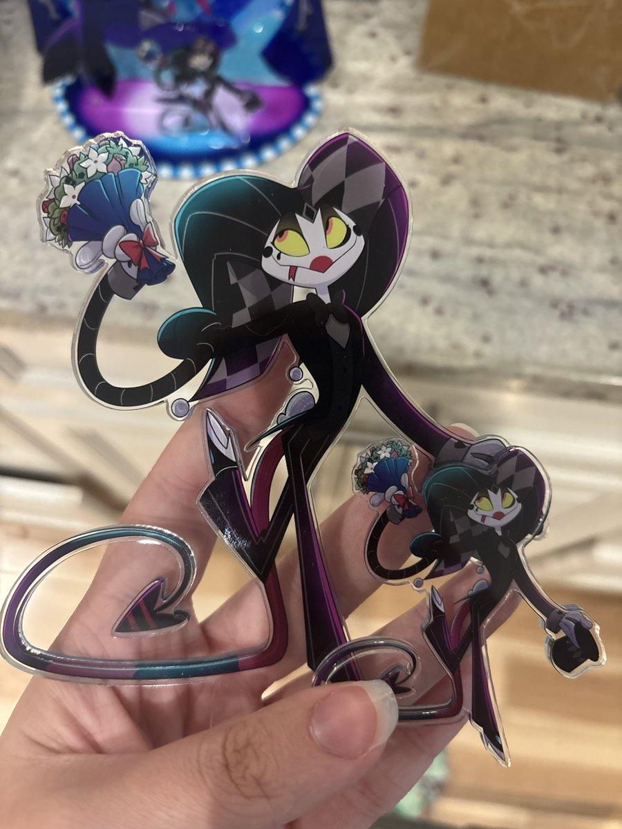 Gotta order a new fizz AGAIN but it's ok, I now have Big Fizz, Teeny Fizz and Fizz with no stand. Fizz and his Fizzling