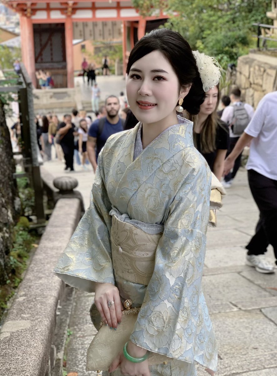 Anna8879ai's tweet photo. This is my first time wearing a kimono, what do you think? Haha https://t.co/YcDDS67dC9