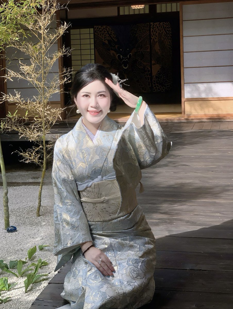 Anna8879ai's tweet photo. This is my first time wearing a kimono, what do you think? Haha https://t.co/YcDDS67dC9