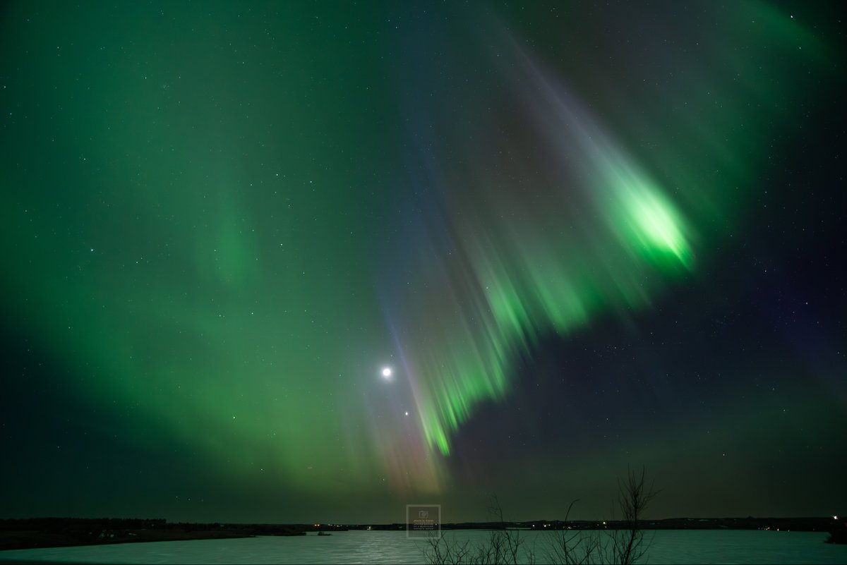 Reminds me of April’s g4 in 2023 near lake Tschida ND.  Not as vibrant reds/pinks but a beautiful rainbow fence