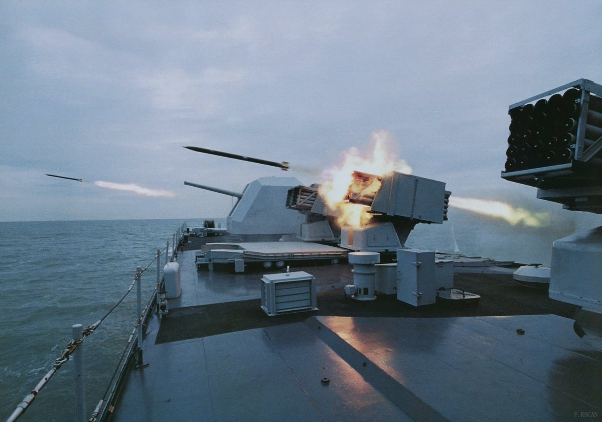 Kapal perang Type 053H, Jiujiang, milik AL China (PLAN), saat menunjukkan "spesialisasi"-nya sebagai fire-support ship, dengan menembakkan multiple-launch rocket system (MLRS) kaliber 122mm. Keren dan praktis, tidak perlu menaikkan Grad ke atas kapal, cocok untuk parade juga 👍🏻.