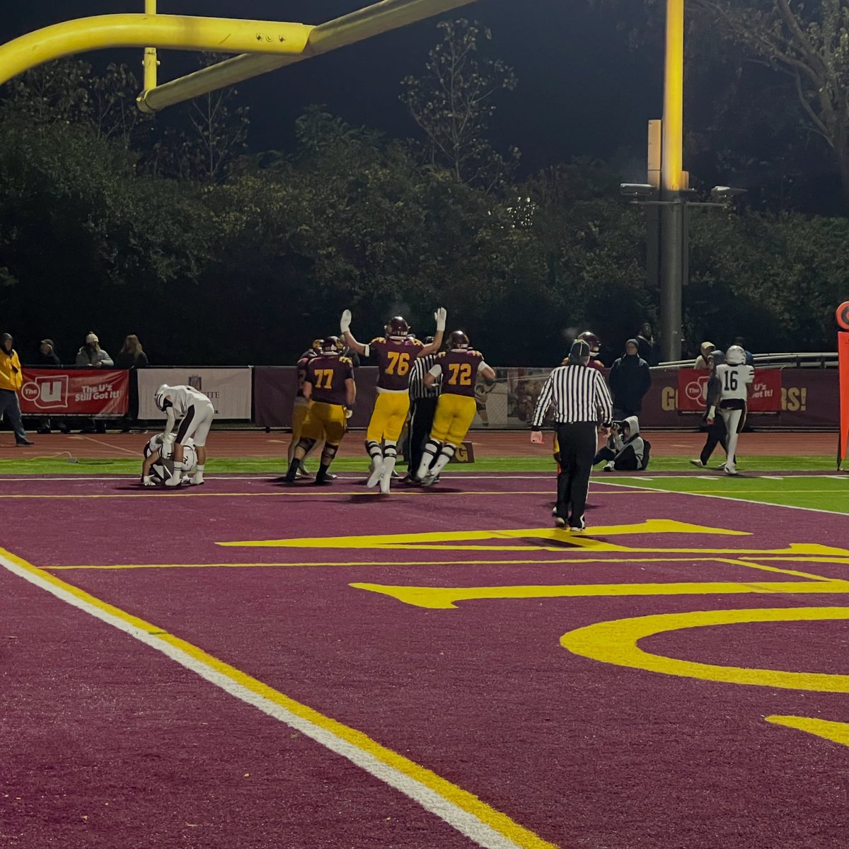 Mount Carmel leading 21-17 against Loyola heading into the final quarter. Let’s go Friday night football #gameoftheweek