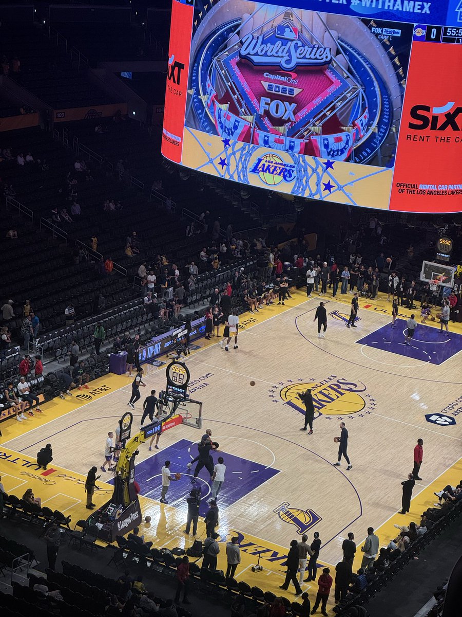 8ightprotector's tweet image. 레이커스 오빵이들 보러 왓더요