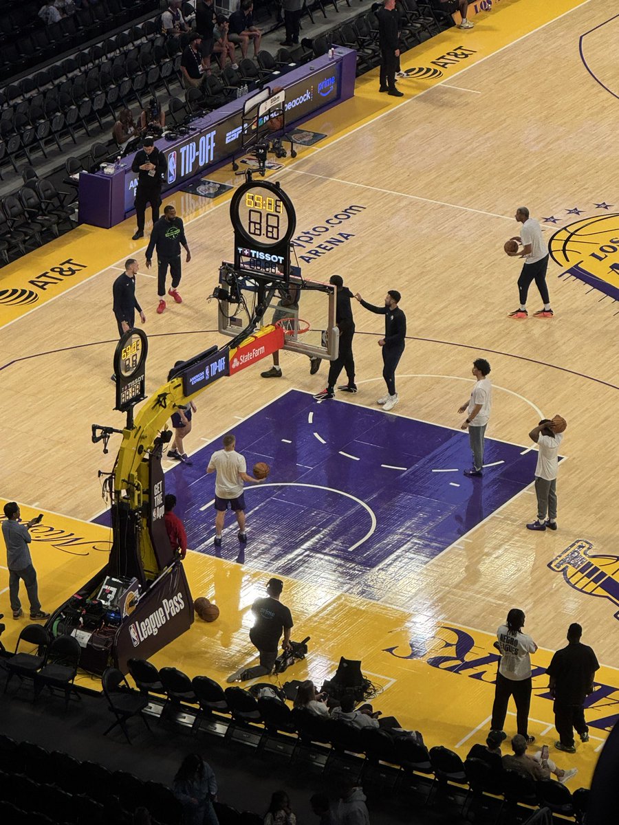 8ightprotector's tweet image. 레이커스 오빵이들 보러 왓더요