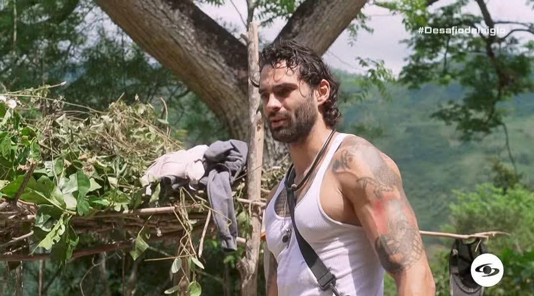 Volvio Gio:
- sin plata
- para playa baja 
- le heredó el chaleco a Juan.

#DesafioDelSigloXXI 
#DesafioDelSiglo