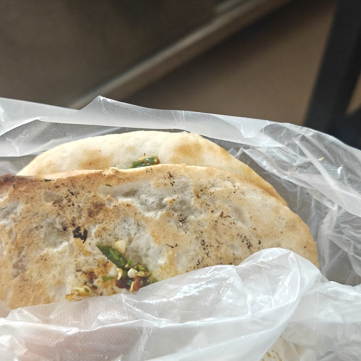 谁懂一口安徽烧饼的救赎感，里头刷了豆瓣酱和厚厚的青椒，我超爱