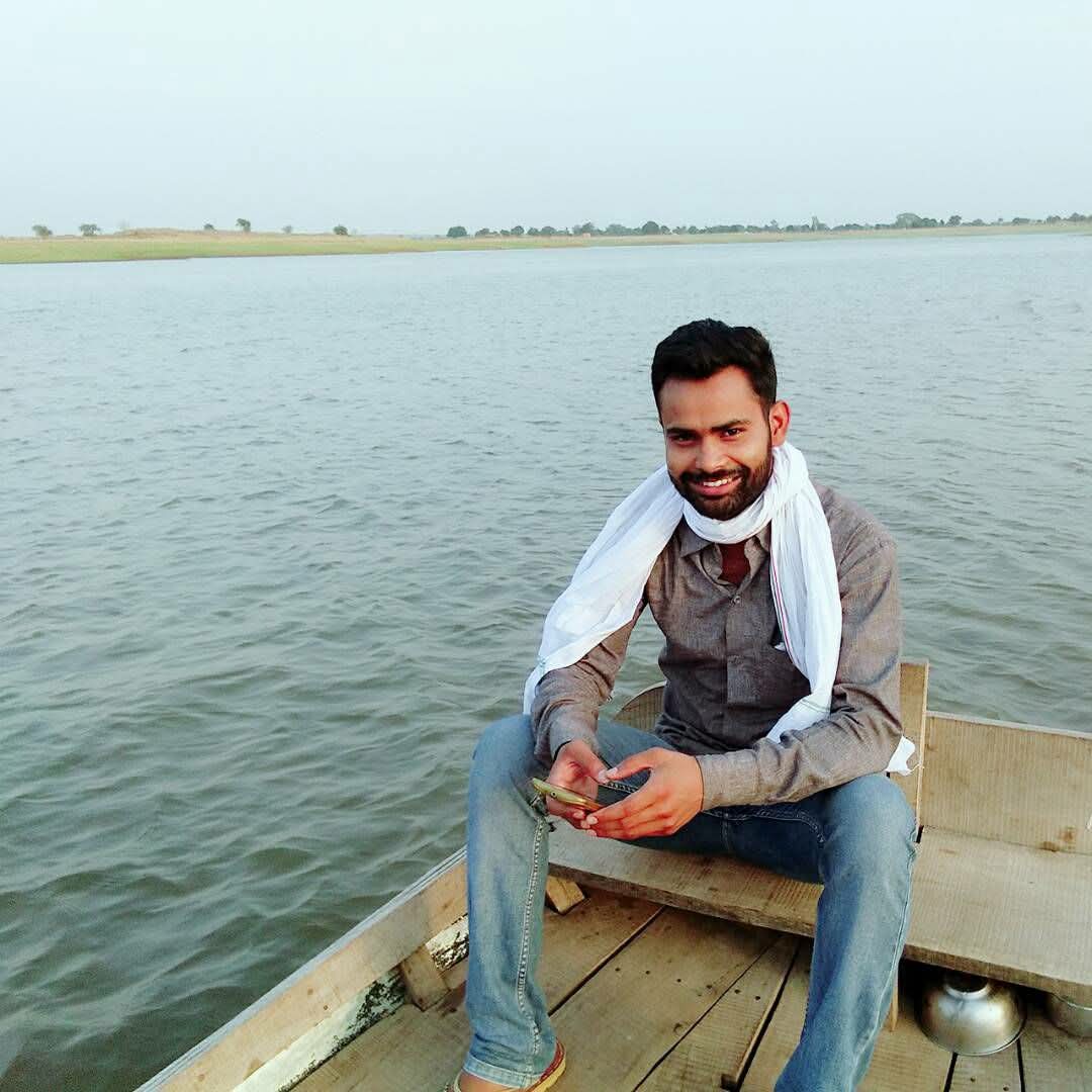 कुछ यादें बीते पल की...
पुरानी कश्ती को पार लेकर फ़क़त हमारा हुनर गया है,
नए खिवैये ये ना समझें,नदी का पानी उतर गया है।