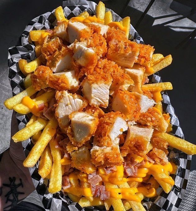 FoodPleaser's tweet photo. Fried chickens with fries 🍟 https://t.co/PvlyMOdZEV