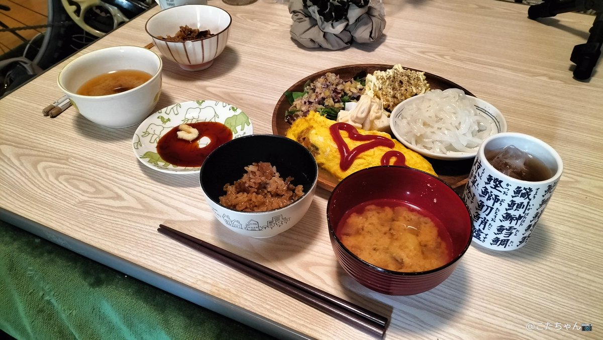 Shyokunin_k's tweet image. 皆さんおはようございます☺

✨今日の手作り朝ご飯
　　お品書き🍚🥢

1⃣五目ごはん
2⃣味噌汁（しいたけ、油揚げ、玉ねぎ、じゃがいも）
3⃣ミードオムレツ
4⃣イカ刺し
5⃣ベビーリーフとミックスビーンズのサラダ
6⃣お豆腐かまぼこ
7⃣マカロニサラダ

#朝御飯
#朝メシ
#朝食
#朝ごはん
#手作り料理
