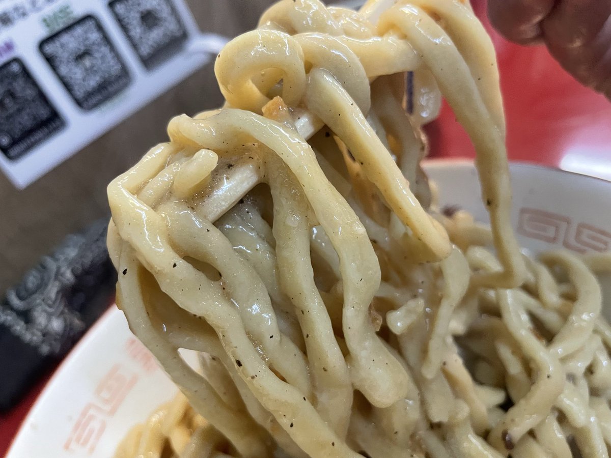 cowabungaJapan's tweet photo. 栃木県真岡市長田
ジラフ
限定汁なし塩ver
味付うずら
生卵
17:33開店待ち6
18:21着丼18:29ゴチ
塩アブラヤバいウマサ
足踏みで鍛えたジラフ麺に絡む
ブラックペッパー香る
とろみのある塩ダレに
フライドオニオンが甘味のアクセント
結構パンチありした
須賀さん涼平くん
最高ゴチ
#MATCHSTICKSPIT https://t.co/fRsezVtg9b