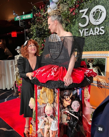 BootlegBette's tweet photo. #BetteMidler with #JordanRoth at #Hulaween2025 https://t.co/egl5lhlCBn
