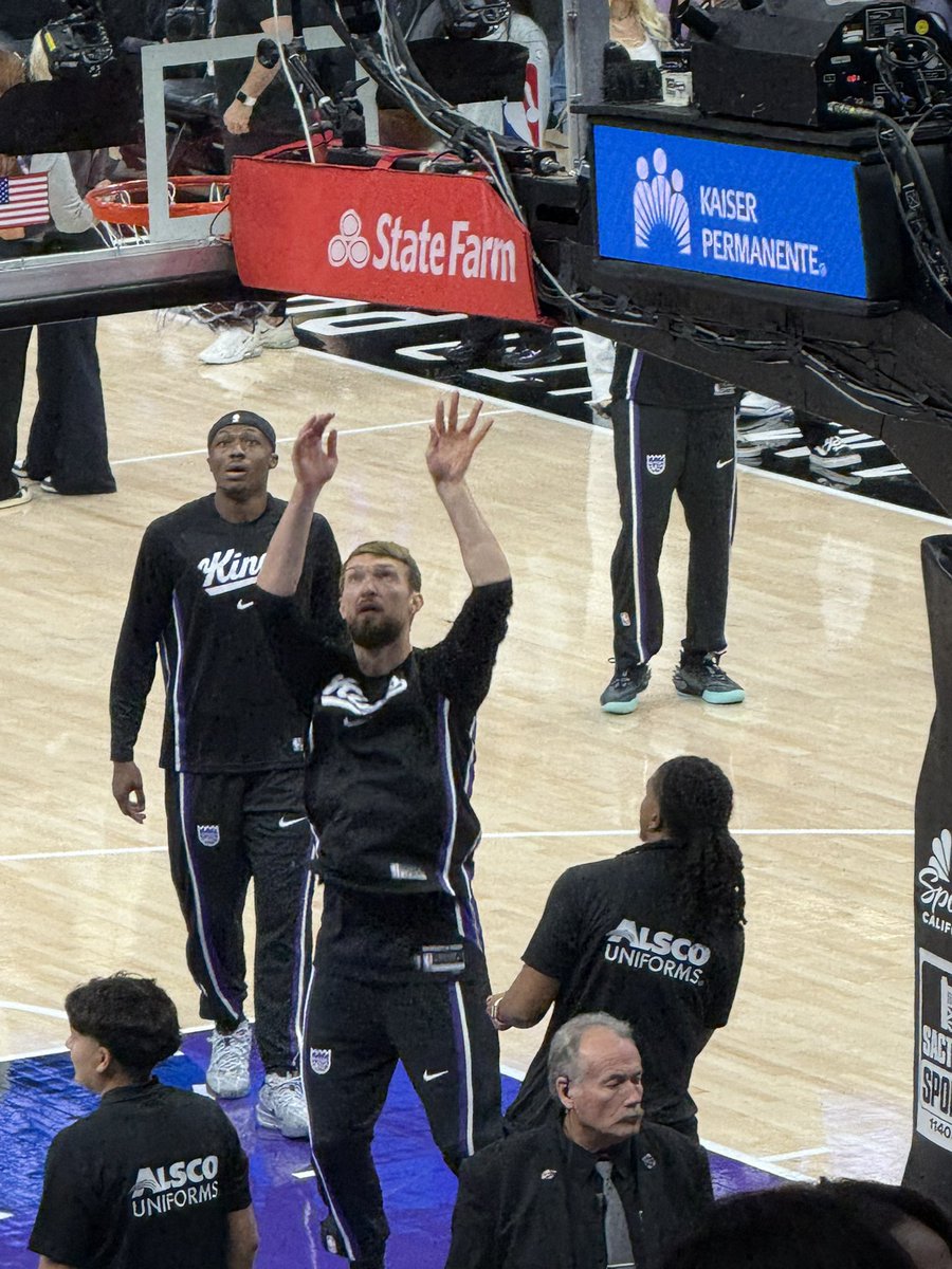 TruCreAzn's tweet photo. Looks like Sabonis is playing tonight #sacramentokings #kings #nba #sackings #gokings https://t.co/OyqJsSl920