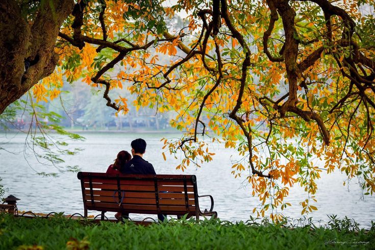 मेरे महबूब यूँ इश्क़ में बहाने बनाना छोड़ दे,
जाना है तो जा पर किश्तों में आना छोड़ दे।