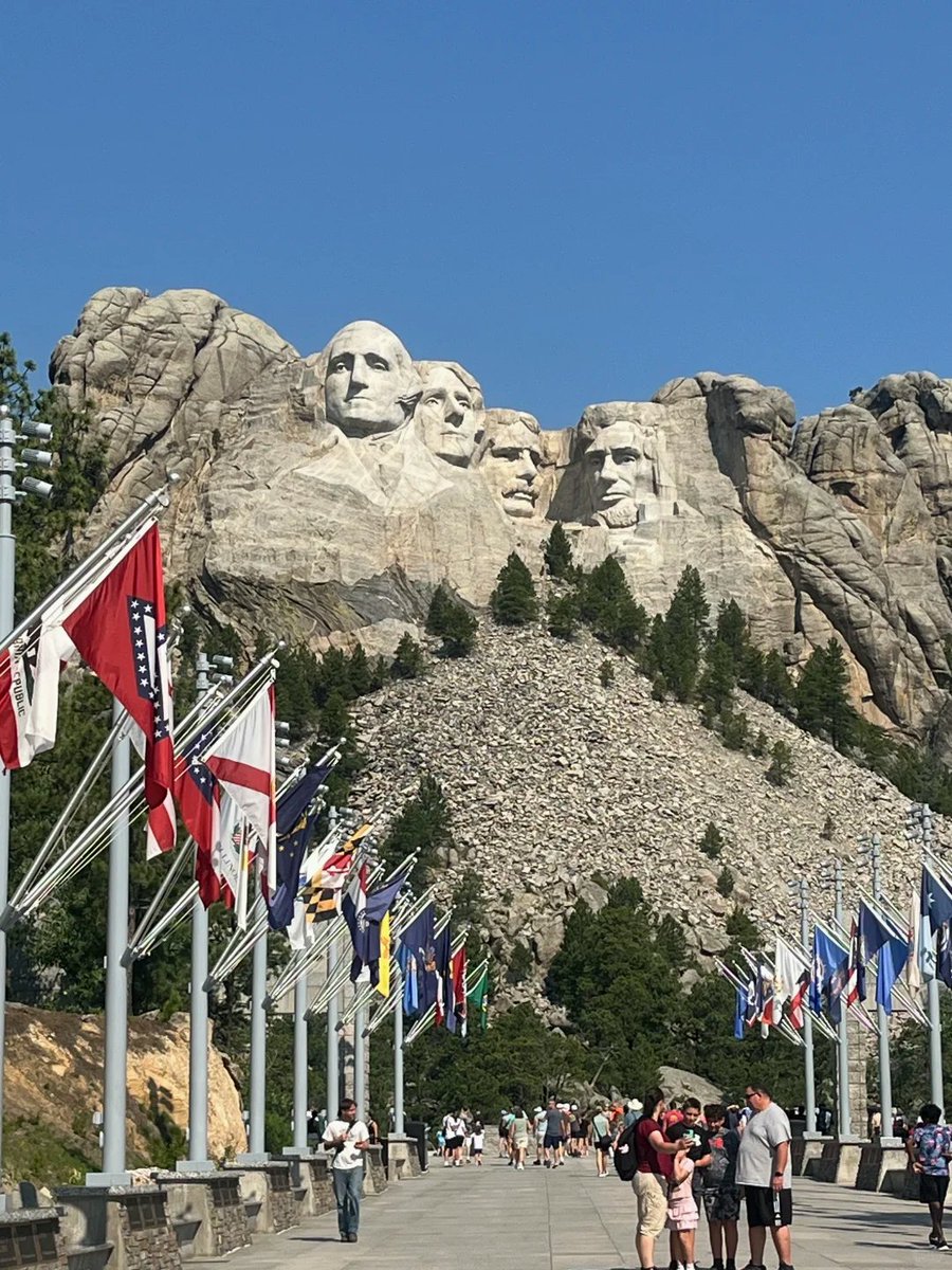 AmadeoWong's tweet photo. Mount Rushmore carved from solid granite, built to last hundreds of thousands of years. Sunrise visits offer quiet moments and epic light. Pure magic. #TravelHacks #HistoryAlive https://t.co/eeEmjNd0M3