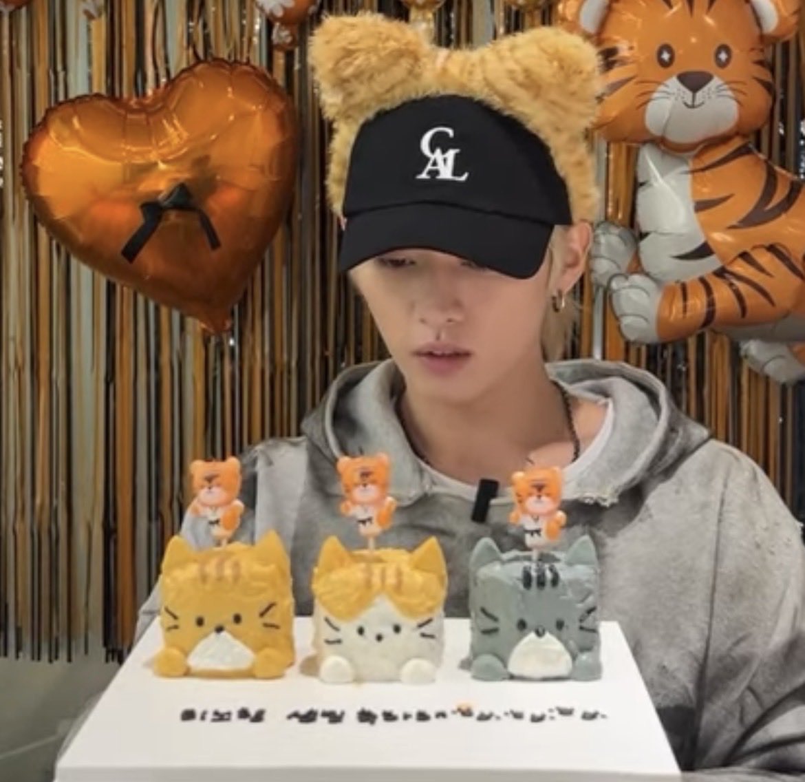 linolvr325's tweet image. leeknow is live on youtube and hes so cute😣 and the soondoongdori cakes!!!☹️