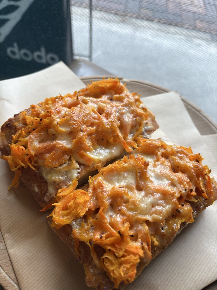 10月25日 雨の土曜日

日替わりフォカッチャは
キャロットラペのマスタードマヨソース

ベルリーナ
かぼちゃクリームコッペ
パストラミビーフとポテサラサンド

ほうじ茶黒蜜のシフォン
りんごのタルト

お昼頃に
黒ごまのリュスティック
ピーナツバターチョコバナナトースト
略してPBCBT！