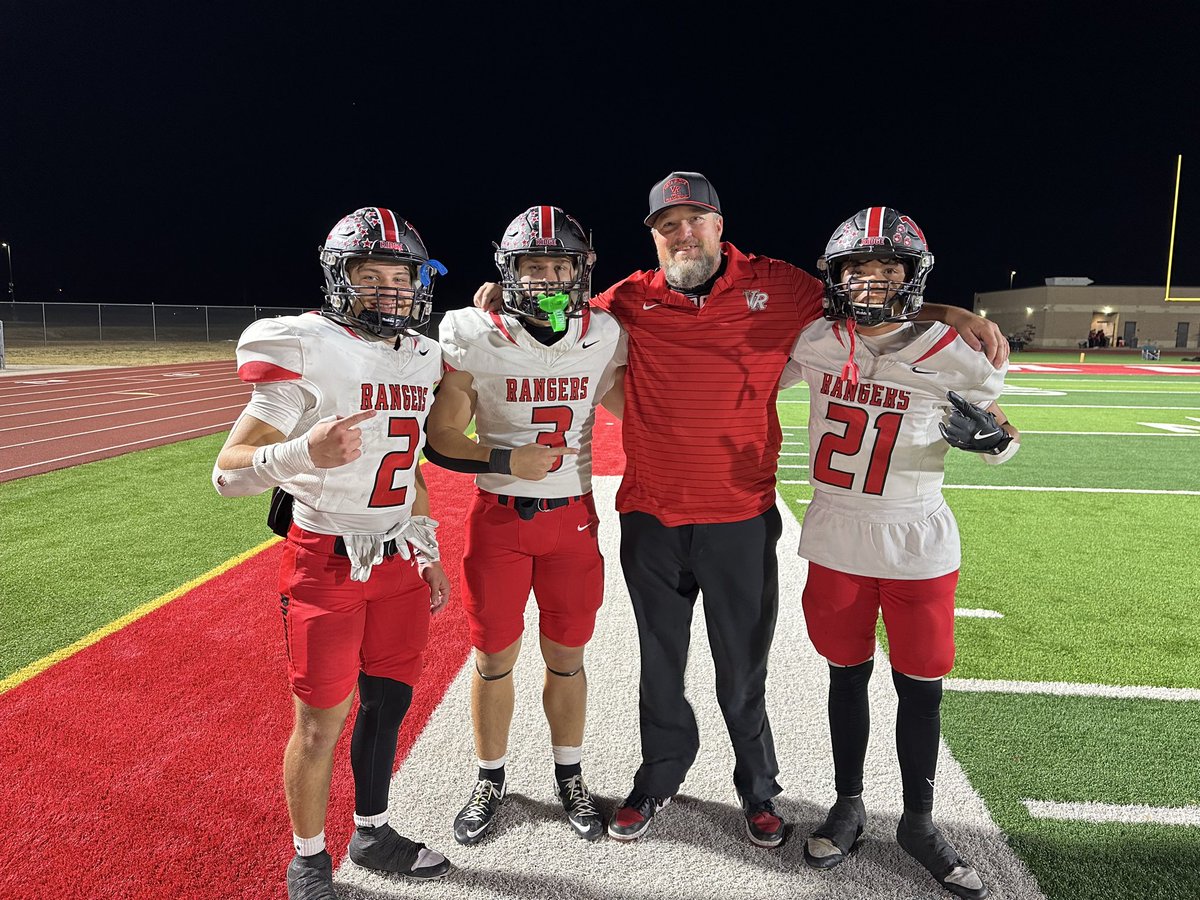 MattGarver04's tweet image. Big 44-10 win tonight for @vrhsfootball !! So proud of these guys! All three backs each had 100 yards rushing and my dude kicker did awesome even in these tornado wind conditions!!! Time to get ready for a Hippo! #RUNET