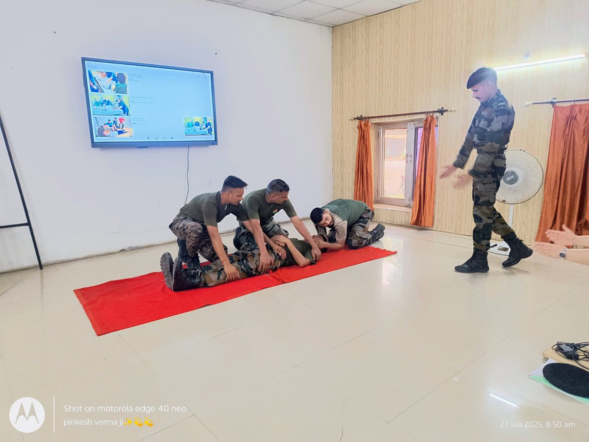VajraCorps_IA's tweet image. #WeCare
Annually, over 5-6 lakh lives are lost in India to sudden cardiac arrest — most before medical help arrives.
#GoldenArrowDivision is changing that. 
Through 11 months of dedicated doorstep #CPRTraining across #Ferozepur Garrison, over 5,000 families &amp;amp; youth have been…