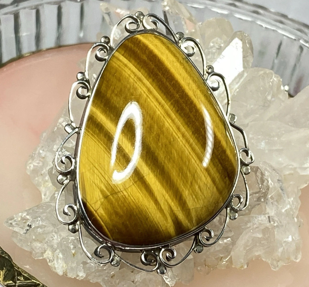 Big, beautiful stone set in a two in one gift idea. ☺️

Large Vintage Tigers Eye Sterling Pin/Pendant - 15g - 2" - SILV - Ornate

ebay.us/m/R1kIqD

#VintageJewelry #tigerseye #silverjewelry #sterling #pin #pendant #giftidea #treatyourself