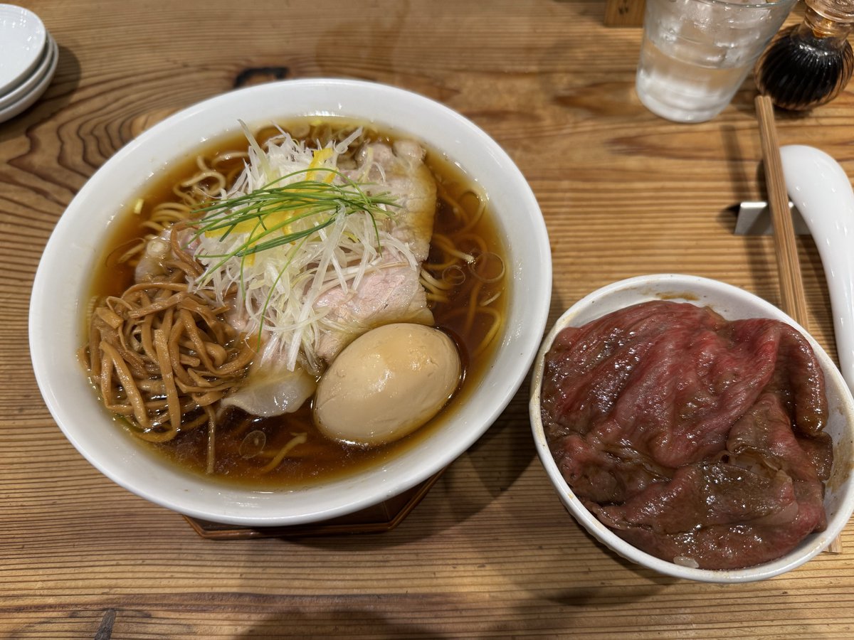 買い替えたAirPods探すに出てこないもんでAppleストア行ったら予約から1時間待たされ1時間待つ操作を待ちながら食うラーメン美味しかった