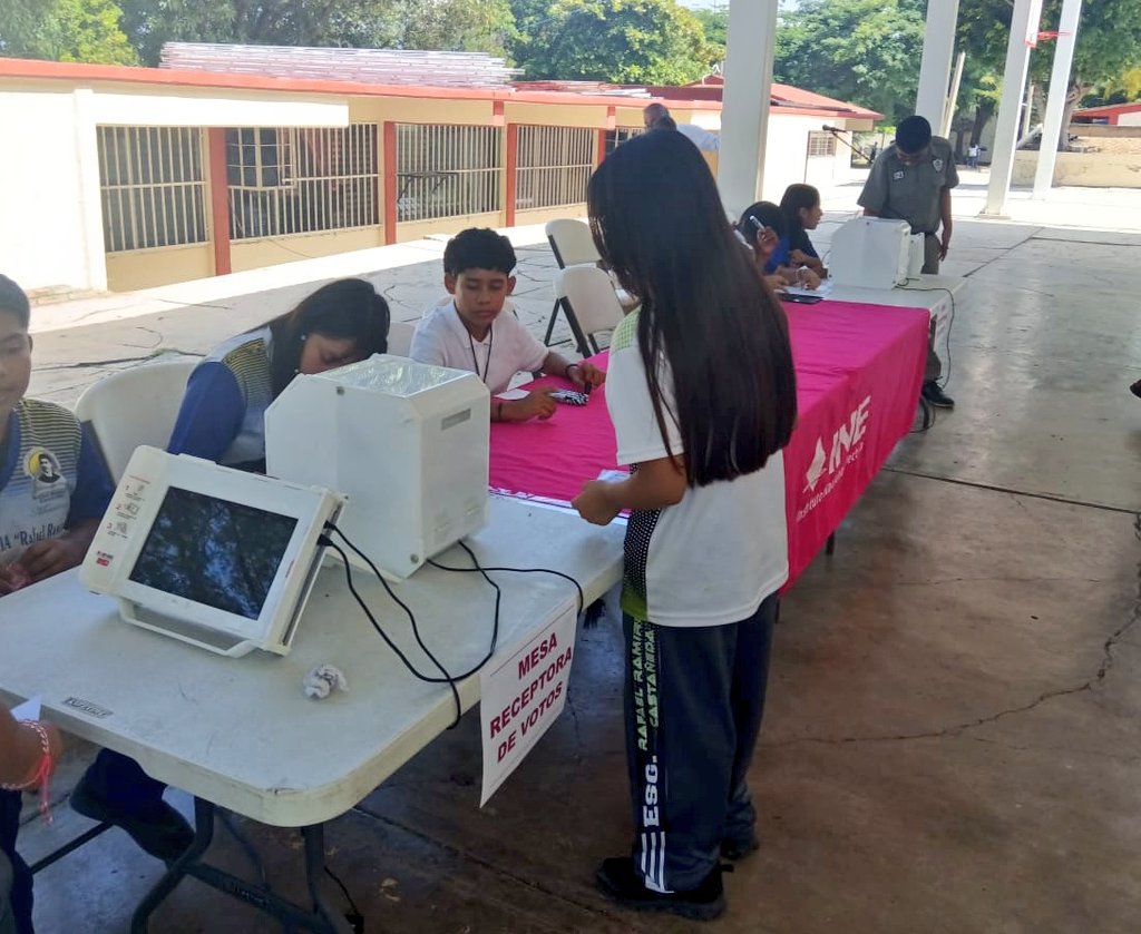 Contribuyendo a la participación democrática en las infancias || El #Distrito06Tuxtla colaboró en la #ElecciónEscolar de Representantes en el Espacio Escolar de la Sec. Gral. "Rafael Ramírez Castañeda" en #Tuxtla, donde la herramienta principal de votación fue la #UrnaElectrónica