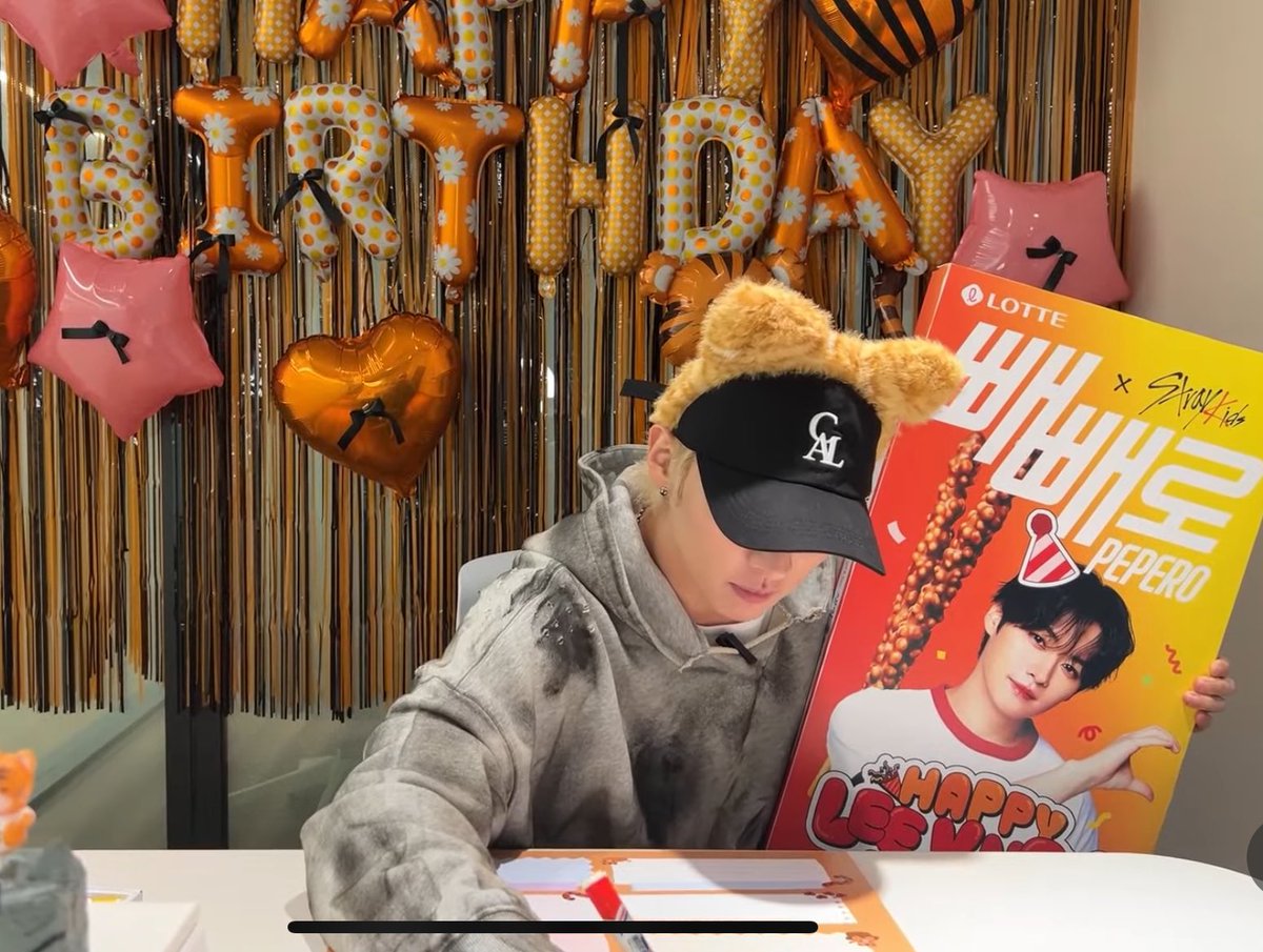 t_rinosaur's tweet image. I LOOKED UP AND HE JUST HAS A GIANT PEPERO BOX AJDGDJSJGDJS????!