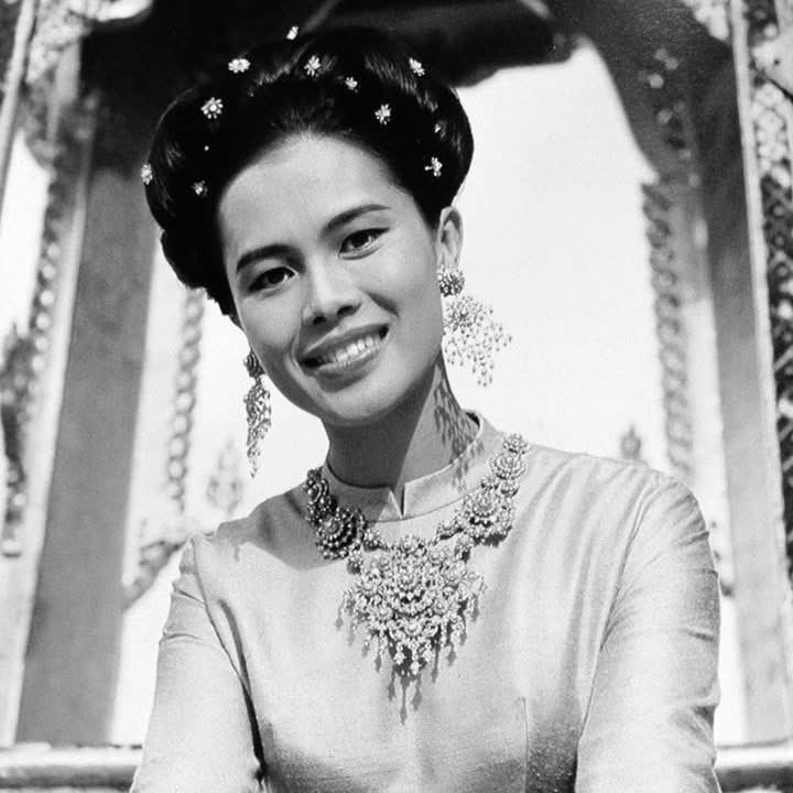 ฟิลแบบสูญเสียญาติผู้ใหญ่คนสำคัญในความรู้สึกเรา ควีนมัมคือเทส fashion โคตรจะเริ่ด ไม่แปลกใจว่าต่อให้ไม่ได้อินรอยัลแต่ก็อดชอบเทสการแต่งตัวของควีนไม่ได้ มันคลาสสิค มันดูดีไปหมด ใครก็แทนที่ควีนมัมเรื่องนี้ไม่ได้ชั้นพูดเลย 🕊️ #พระพันปีหลวง #สมเด็จพระนางเจ้าสิริกิติ์ #QueenSirikit