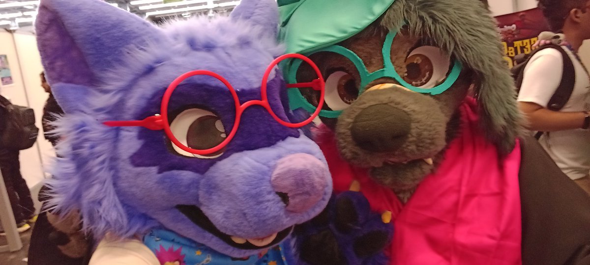 Oto_Shonen's tweet photo. Me la pasé muy bien en el segundo día de la Confuror! En especial porque conocí a los creadores de I think I like you!! 
Estoy muy emocionado por mañana!
#furry #Confuror2025 https://t.co/5uo1l7gNzx