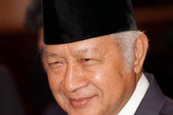 Apapun yg kelen katakan soal Pak Harto, beliau tetap presiden terbaik menurut gw. Beliau ga minta di jadi kan pahlawan nasional. Beliau sdh jadi pahlawan di hati sebagian rakyat yg pernah merasakan hidup yg tenang saat beliau pimpin bangsa ini.