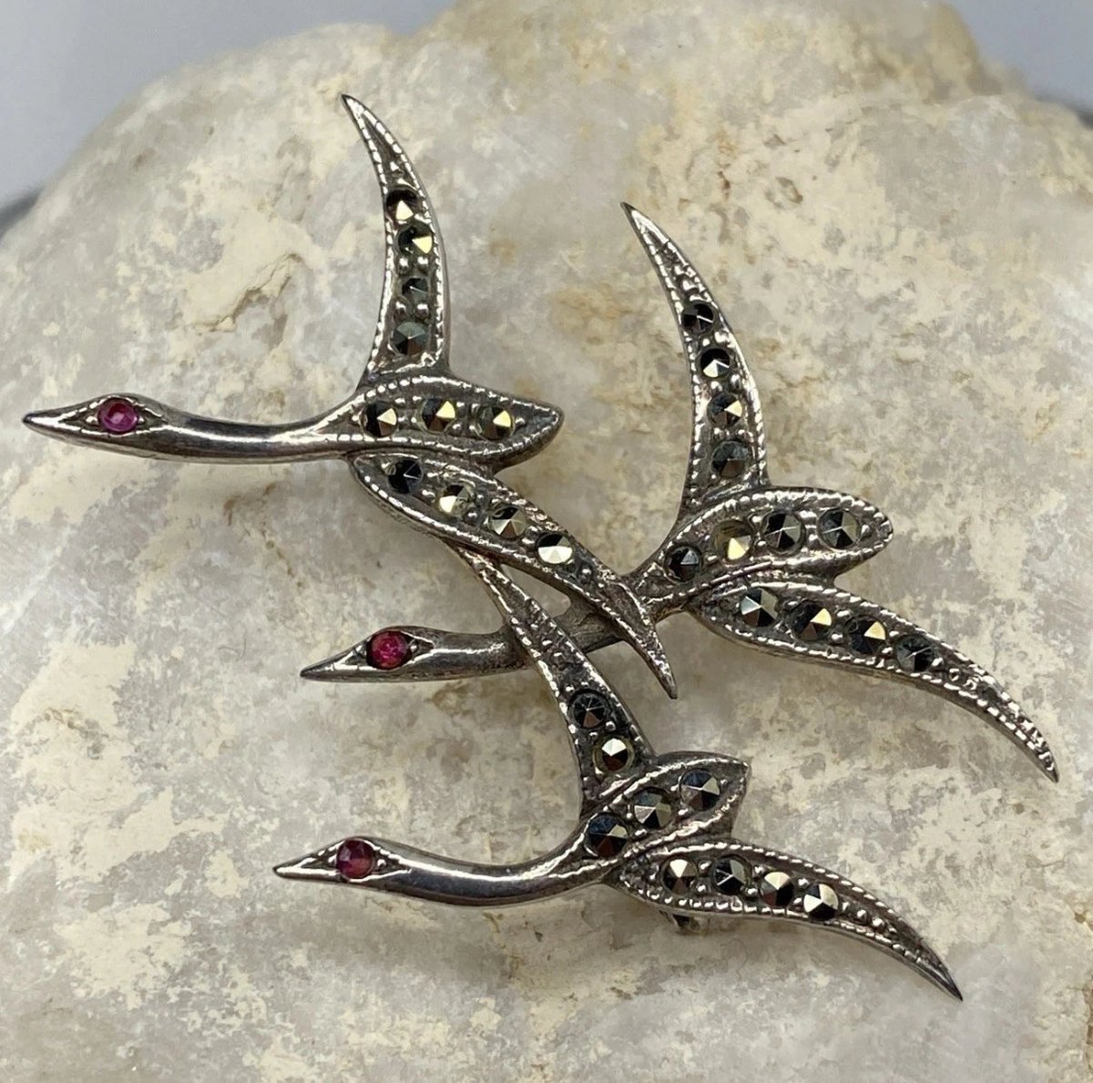 Vintage Sterling Marcasite Geese In Flight Pin - Brooch - 5g - 1 7/8"

ebay.us/m/KAvMlo

#vintagejewelry #brooch #birds #geese #sterlingsilverjewelry #marcasite #symbolism #gift