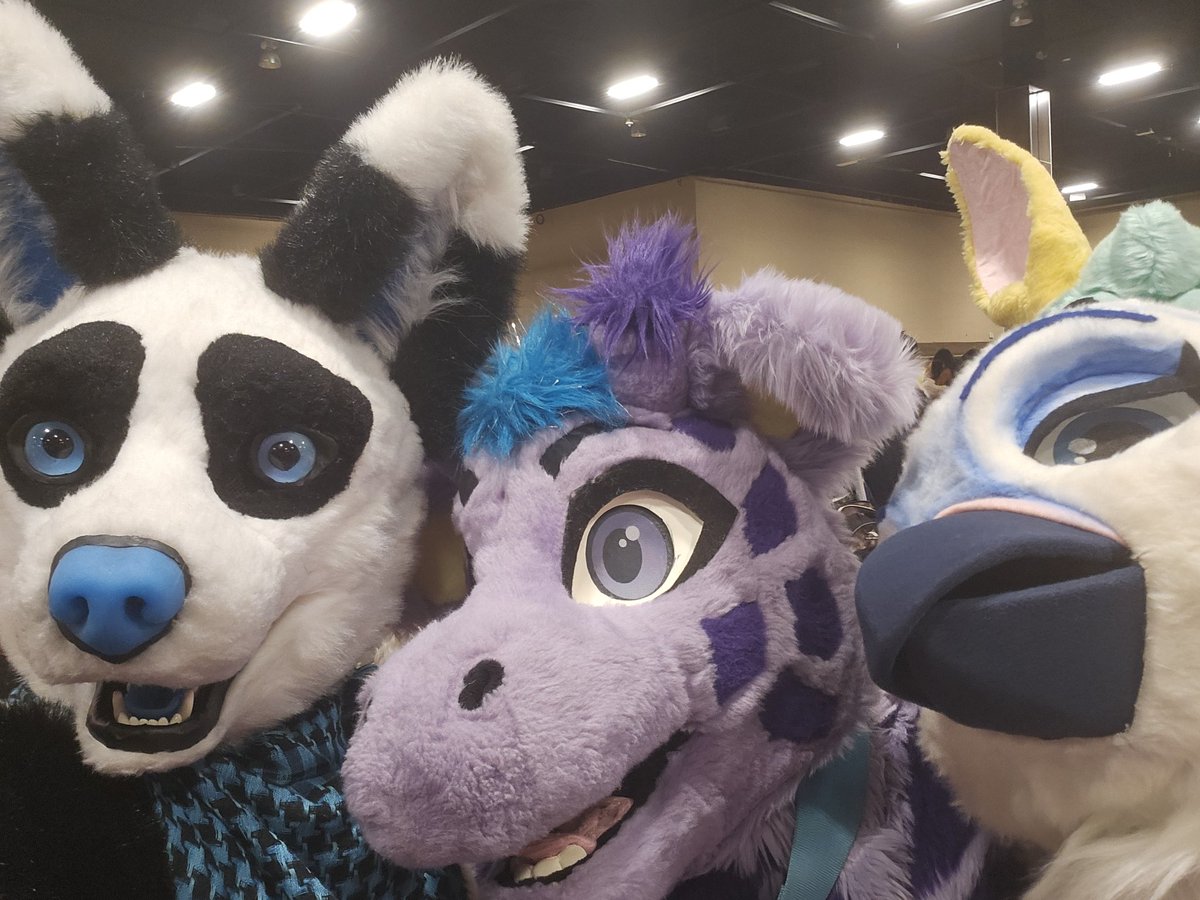 Happy #FursuitFriday and a special thank you for putting up with me all these years across multiple cons <a href="/Zarafagiraffe/">Zarafa</a> it's always great to see you ^^