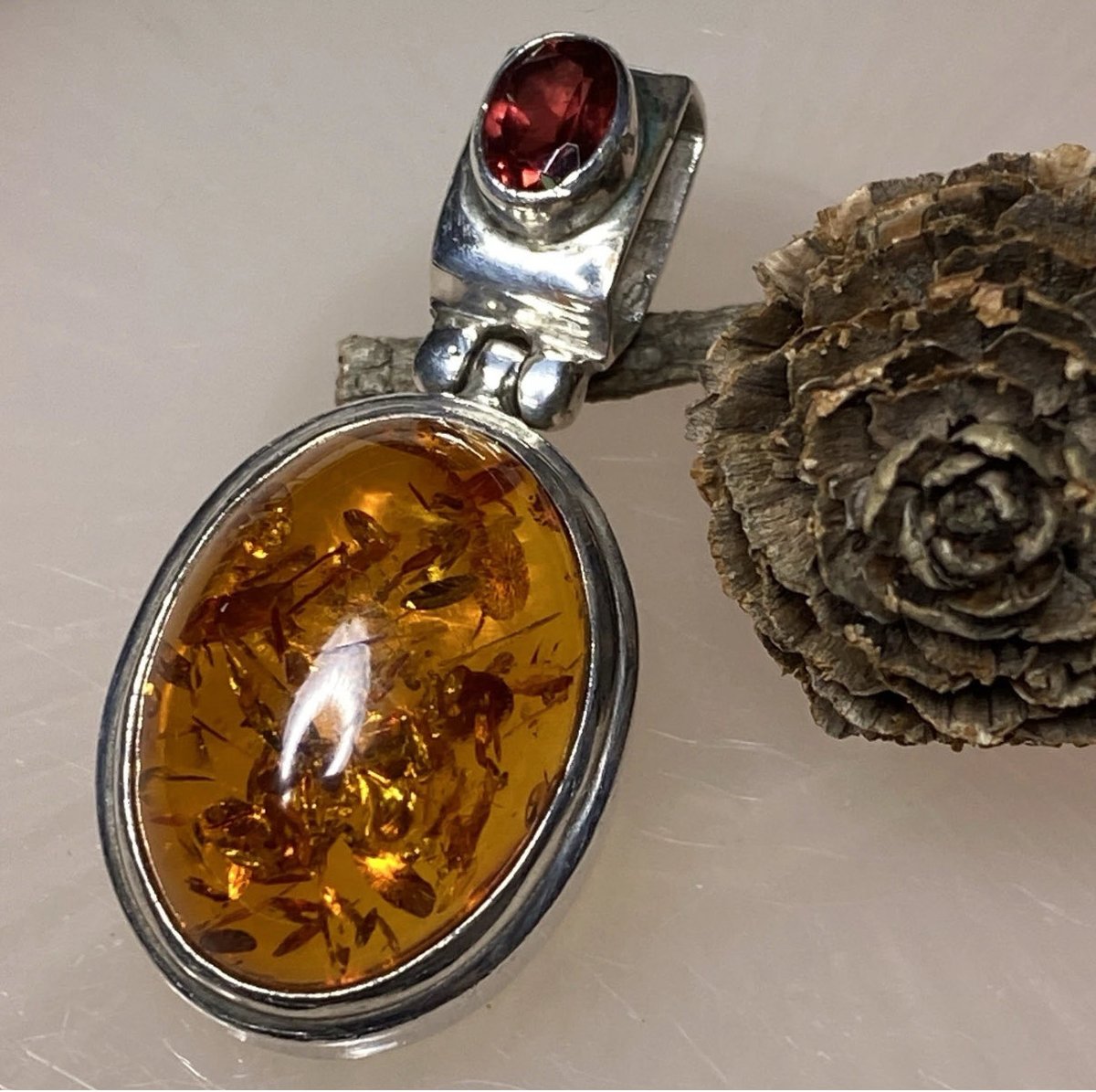 Vintage Amber -Garnet - Sterling Silver - Pendant - 1 5/8" - 9g

ebay.us/m/g1yDjd

#VintageJewelry #pendant #jewelry #amber #garnet #falljewelry #fall #autumn #giftidea #treatyourself