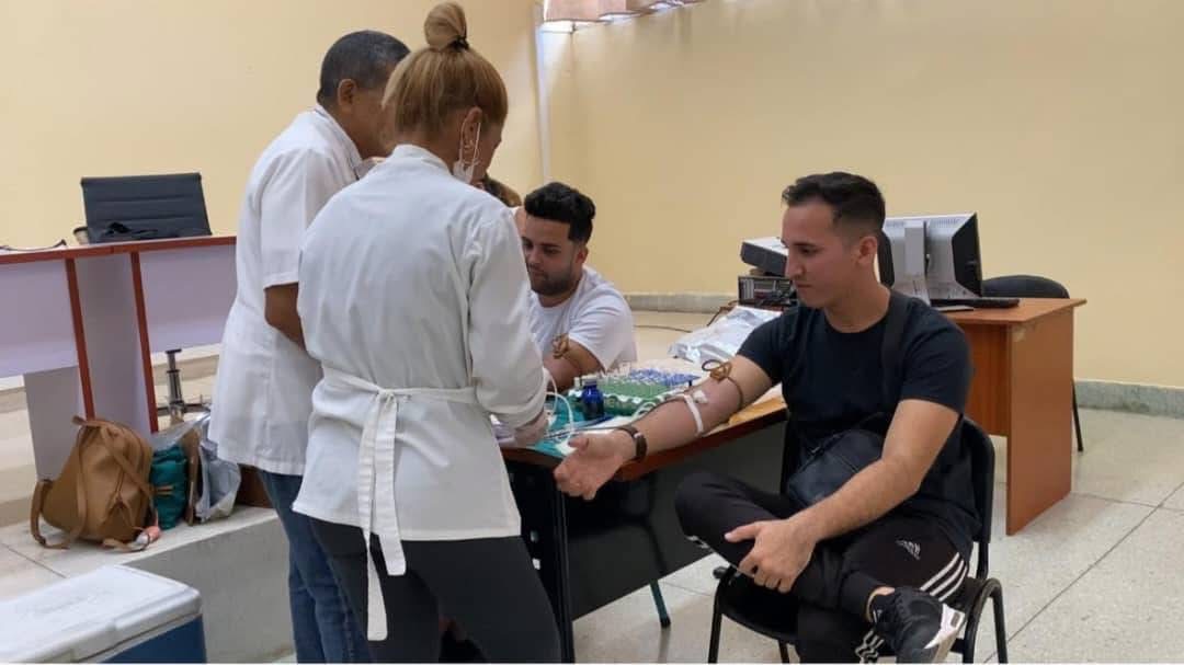 🩸🌡️  ¡Jóvenes de la <a href="/UOCuba/">Universidad de Oriente</a> participaron en una jornada de donaciones de sangre!

💪Frente al evento meteorológico que se aproxima a la región oriental y central del país, cobra mayor importancia el gesto altruista de nuestros jóvenes liderados por el Comité UJC del Centro.