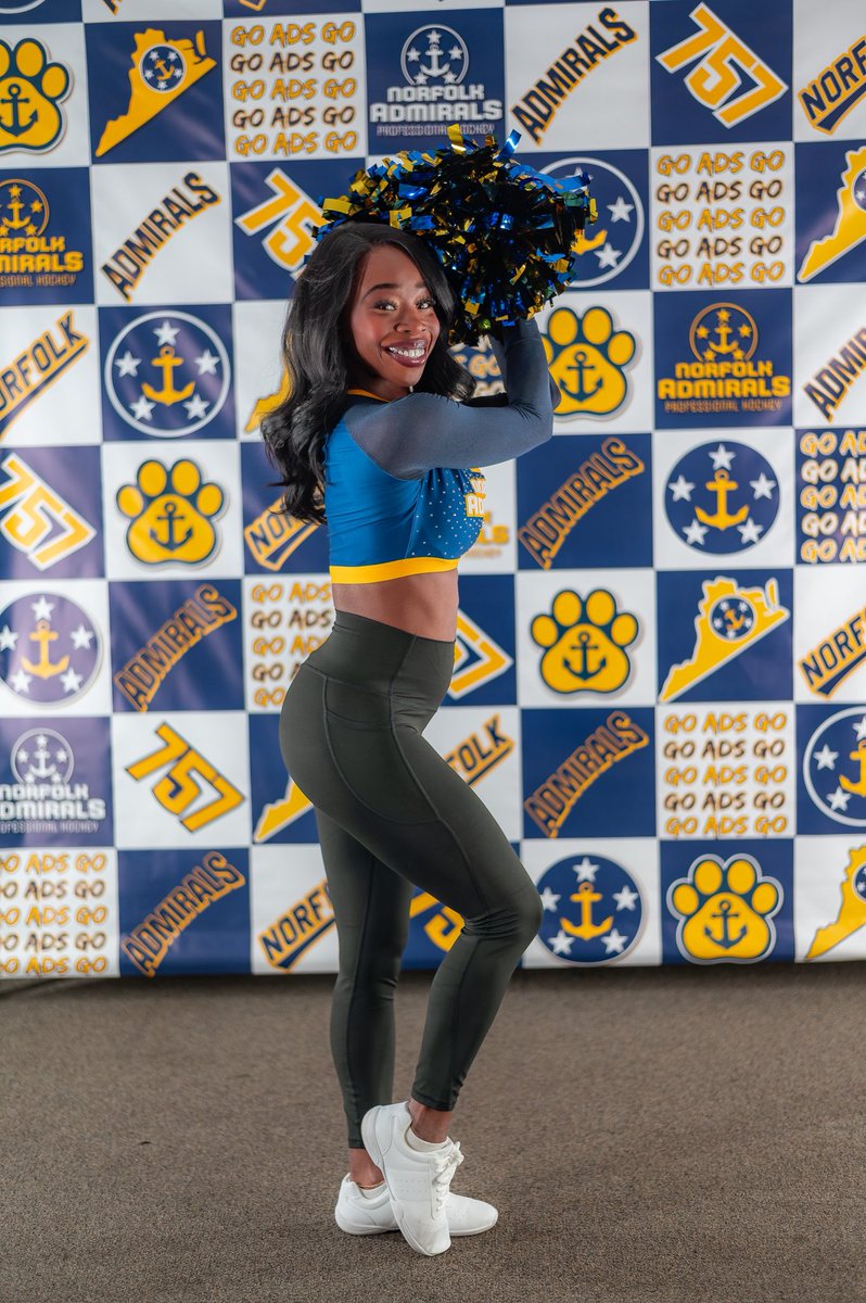 eatmyWanTon's tweet photo. Game Day 💙💛 https://t.co/IxaRHQBFgP