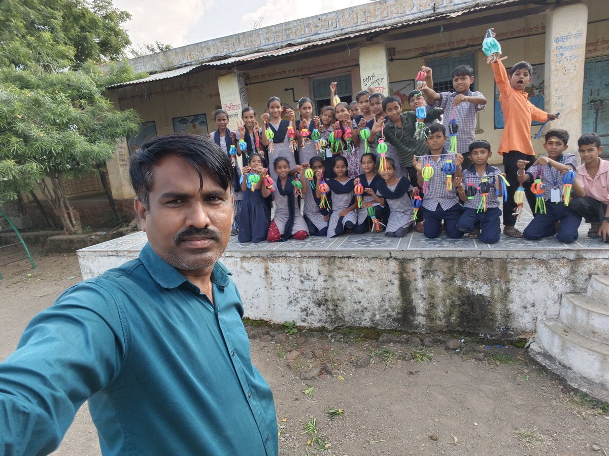 DevraoLekul's tweet photo. Today Our Dnyankumbh Cultural club Sandas have organised Skylamp making workshop toavoid plastics use Compaign.Students have made 127 Diwali lamps to
#Culturalclub
 #एक_देश_एक_धड़कन #OneNationOneHeartbeat #CCRTNewDelhi
@CCRTNewDelhi
@MinOfCultureGoI https://t.co/ugvW9nFoBm
