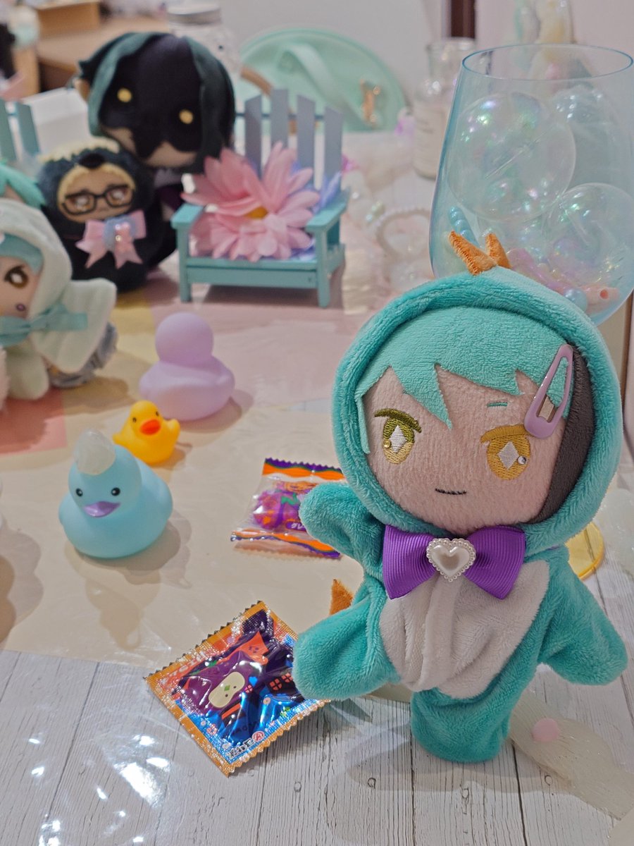 0o47PrCoQJSAvF4's tweet photo. 実は昨日、いろんなぬいちゃんがちび🦈と遊んでくれている間にデカちゃんのスケルトン手術をして頂きました✨️
可愛いポーズやハグも出来るようになりました☺️
@opp_530
本当に店長さん有難うざいました🥰

ちび🦈でかちゃ！いた！
デカ🐬　ちびちゃんぎゅーです💕
#ツイステぬい撮り部 
#おぴカフェ https://t.co/8ygbGgrjQC