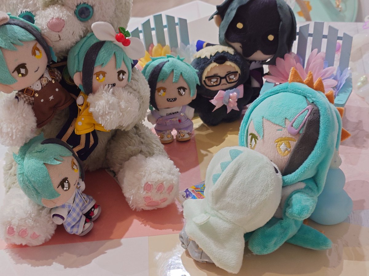 0o47PrCoQJSAvF4's tweet photo. 実は昨日、いろんなぬいちゃんがちび🦈と遊んでくれている間にデカちゃんのスケルトン手術をして頂きました✨️
可愛いポーズやハグも出来るようになりました☺️
@opp_530
本当に店長さん有難うざいました🥰

ちび🦈でかちゃ！いた！
デカ🐬　ちびちゃんぎゅーです💕
#ツイステぬい撮り部 
#おぴカフェ https://t.co/8ygbGgrjQC