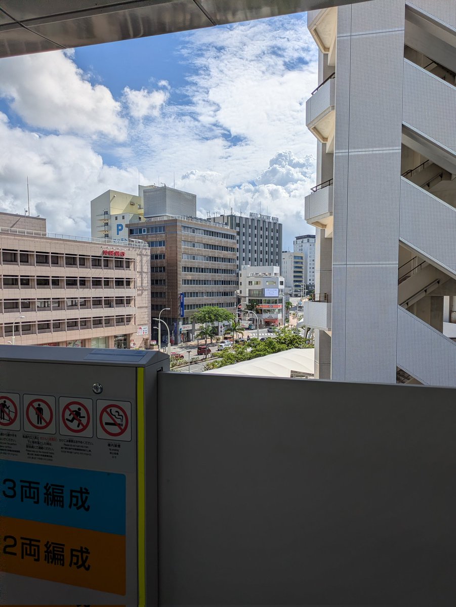 _makiran's tweet photo. ちょうど、母校の修学旅行生が沖縄に来てた笑

5年前の「沖縄に住んでみたい！」が実現したんだなぁ。

とりあえず今日は新しいアパートに行って掃除しよ！ https://t.co/MpBkvyd5AC