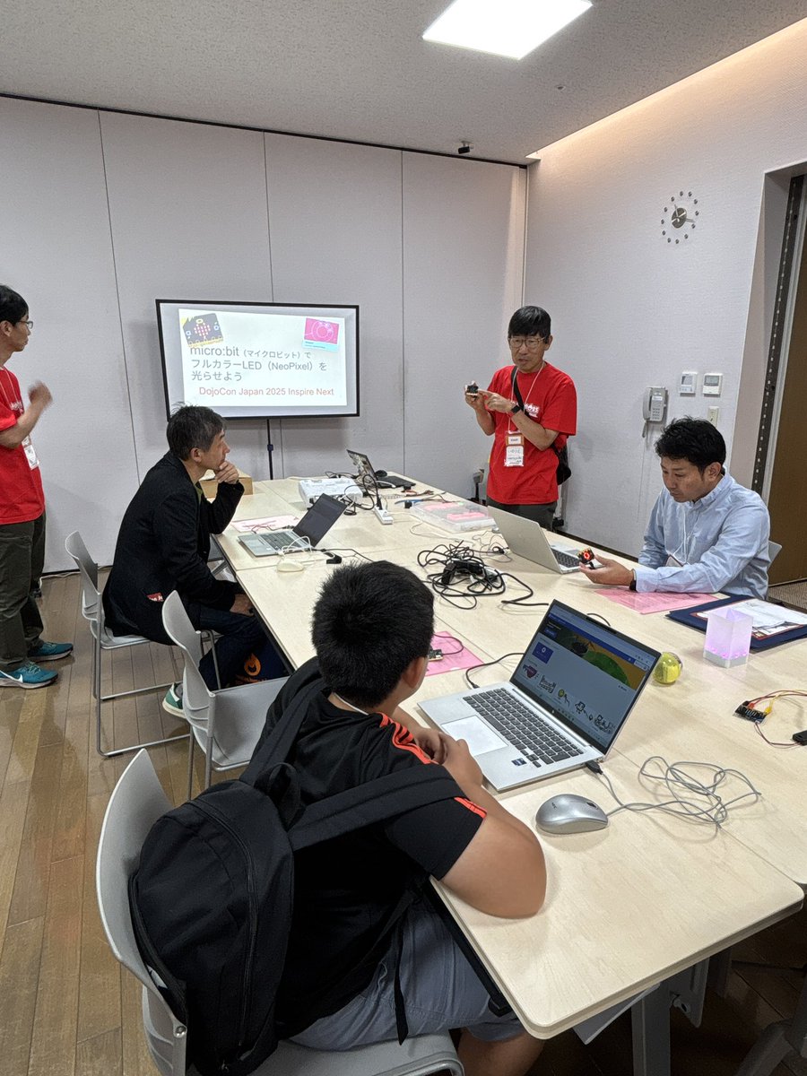 DojoConJapan's tweet image. 「micro:bitでフルカラーLEDを自在にコントロール」のワークショップが始まりました。小さなコンピュータ micro:bitマイクロビット を使って、フルカラー LEDエルイーディ NeoPixelネオピクセルを光らせます。
#DojoCon #DojoConJapan #CoderDojo