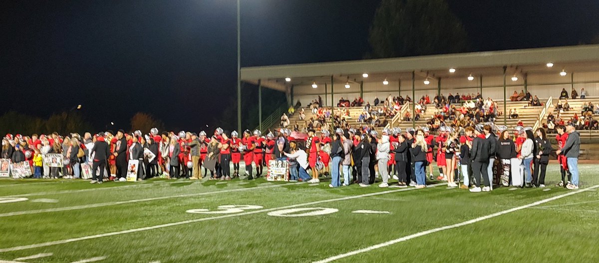📍Latitude: 45.639297 / N 45° 38' 21.468''
Longitude: -122.527605 / W 122° 31' 39.377''

Senior Night for Union HS (2-5) as they take on Camas (5-2) in 4A GSHL game 2.

Kickoff moments-ish away.
#🏈