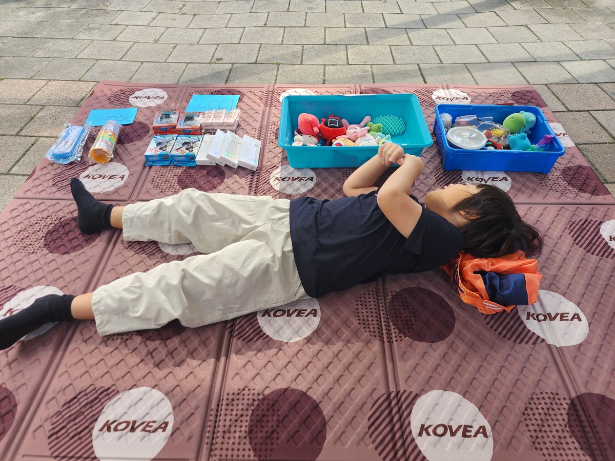 LangLangLand82's tweet image. 자영업자들의 흔한 착각.
아파트 벼룩시장에 나온 감 잃은 사장님.