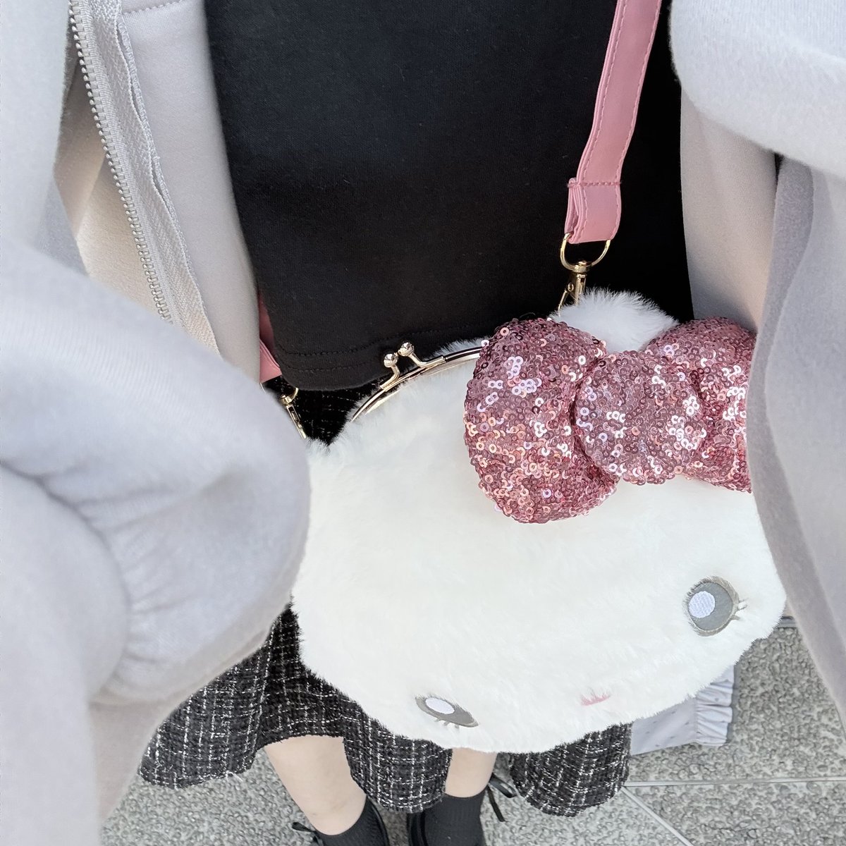 キティちゃんのショルダーバッグかわいいすぎていま部屋の中でぬいぐるみになってる&gt; ̫ &lt;