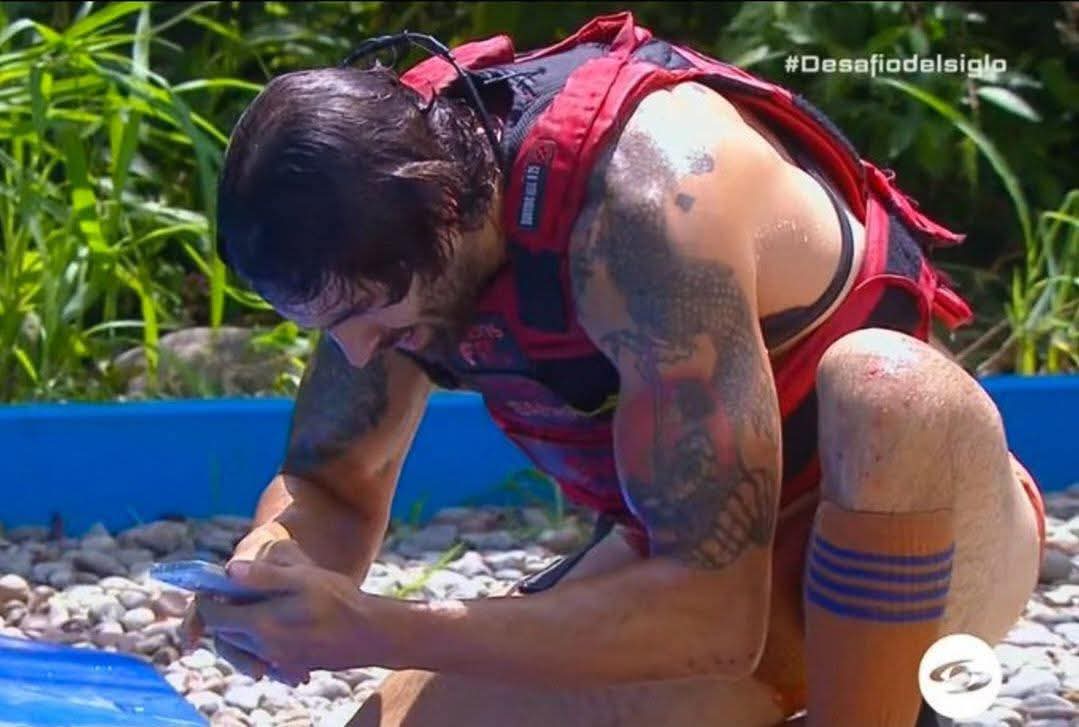 Gio tuvo tiempo para revisar sus redes sociales y hasta mirar si todavía estaba caído Nequi.

#DesafioDelSigloXXI 
#DesafioDelSiglo