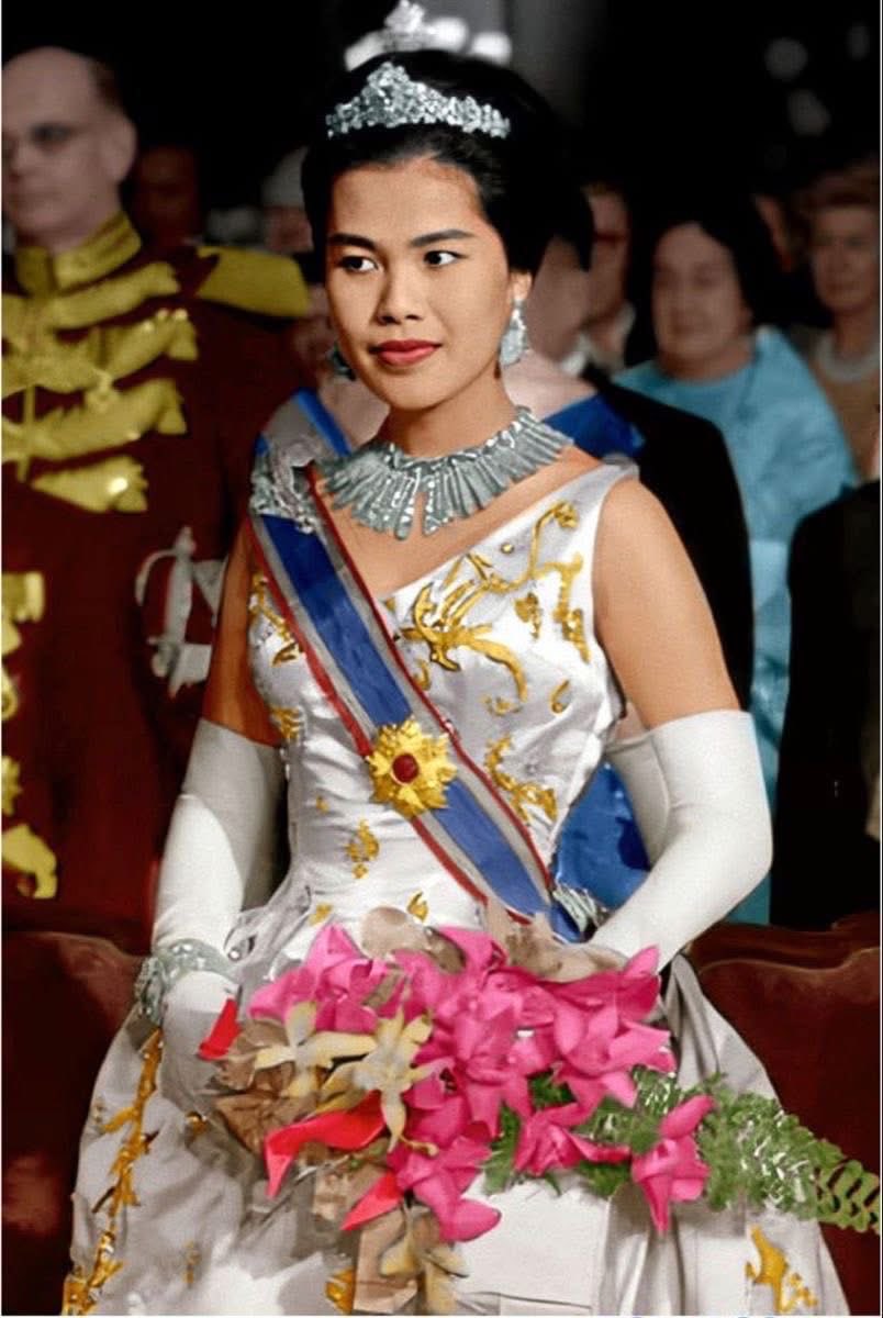 ความสง่างามสวยงาม และสง่างาม ของชุดทรงงานในพระราชพิธีต่างๆ 

ผู้ออกแบบชุดเดินทางไปต่างประเทศให้แก่สมเด็จพระนางเจ้าสิริกิติ์ พระบรมราชินีนาถ พระบรมราชชนนีพันปีหลวง เบื้องหลังความสวยงาม คือ

• นาย ปิแอร์ บัลแมง (Pierre Balmain) นักออกแบบแฟชั่นชาวฝรั่งเศสชื่อดัง