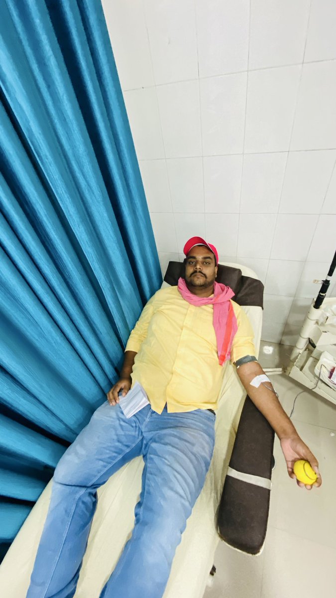 rajnishyadavSP's tweet image. इंसानियत तो आज मैंने ब्लड बैंक में देखी ,
खून की बोतलों पर मजहब लिखा नही होता.... ❤️🙏

#BloodDonation