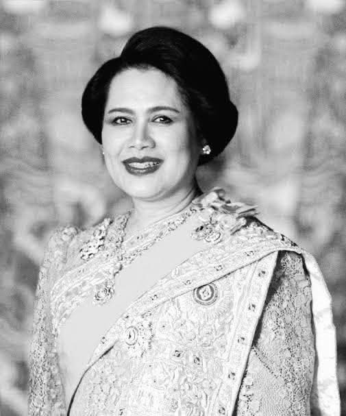 SCGFoundation's tweet image. ข้าพระพุทธเจ้าขอน้อมเกล้าฯ ถวายความอาลัย แด่สมเด็จพระนางเจ้าสิริกิติ์ พระบรมราชินีนาถ พระบรมราชชนนีพันปีหลวง 

น้อมสำนึกในพระมหากรุณาธิคุณอันหาที่สุดมิได้

ข้าพระพุทธเจ้า คณะกรรมการ ผู้บริหาร และพนักงาน มูลนิธิเอสซีจี