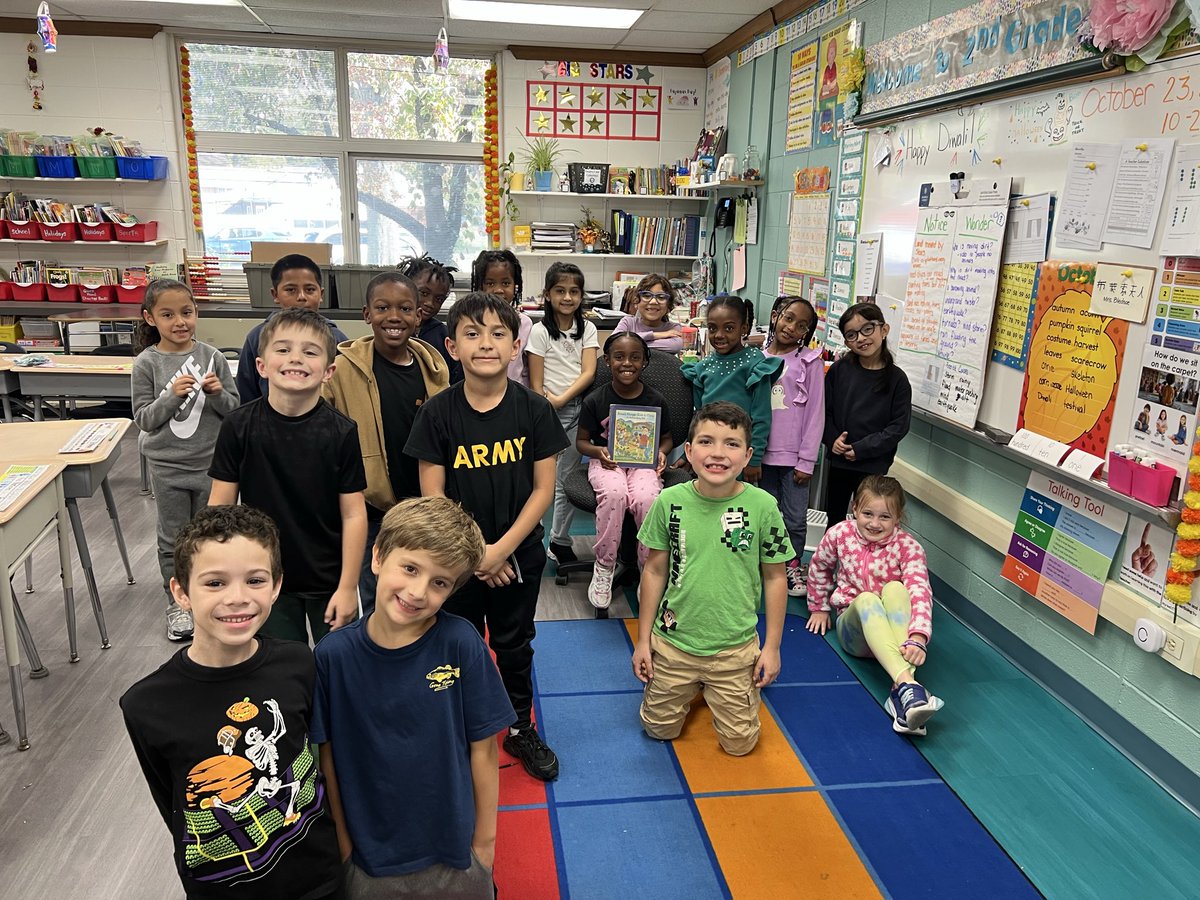 MsBledsoeSaidSo's tweet photo. This week we had a visit from a former student. She used her Eagles Cash to come and read us a story. I ❤️ so many things about these visits. #BeEvergreen #IBelongInEvergreen 🌲 https://t.co/21GLyWtPnB