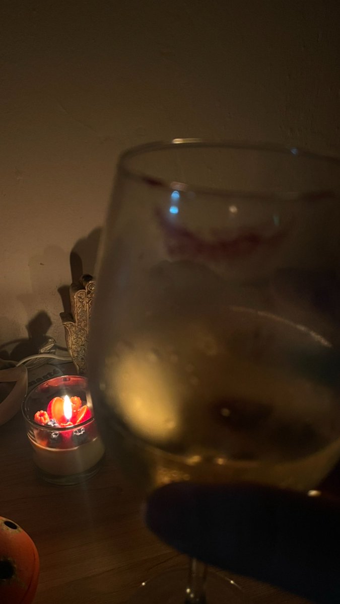 🍷 📖 🌧️❤️✨